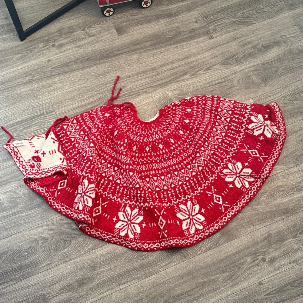 Red and White Knit Tree Skirt
